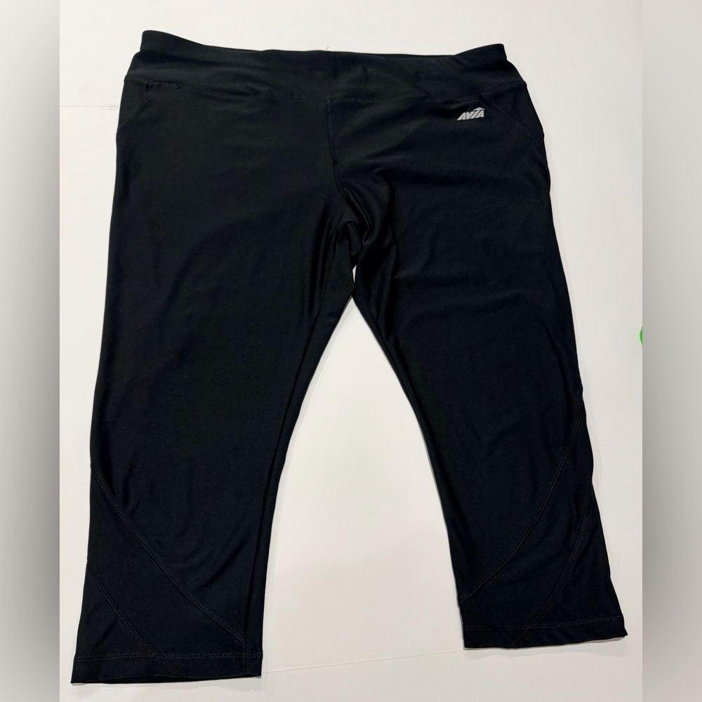 Avia Black Knee Length Leggings.